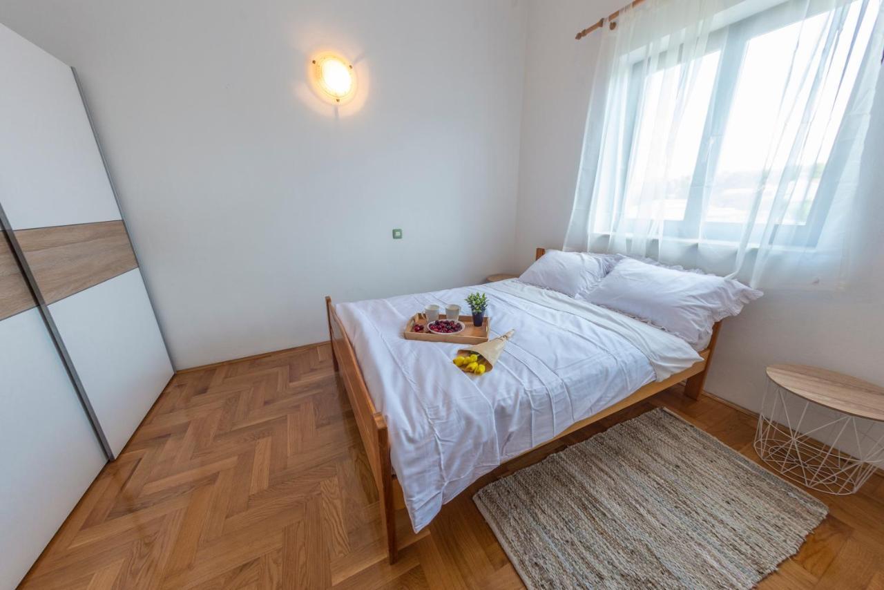 Apartments Krivicic Green Pomer Bagian luar foto